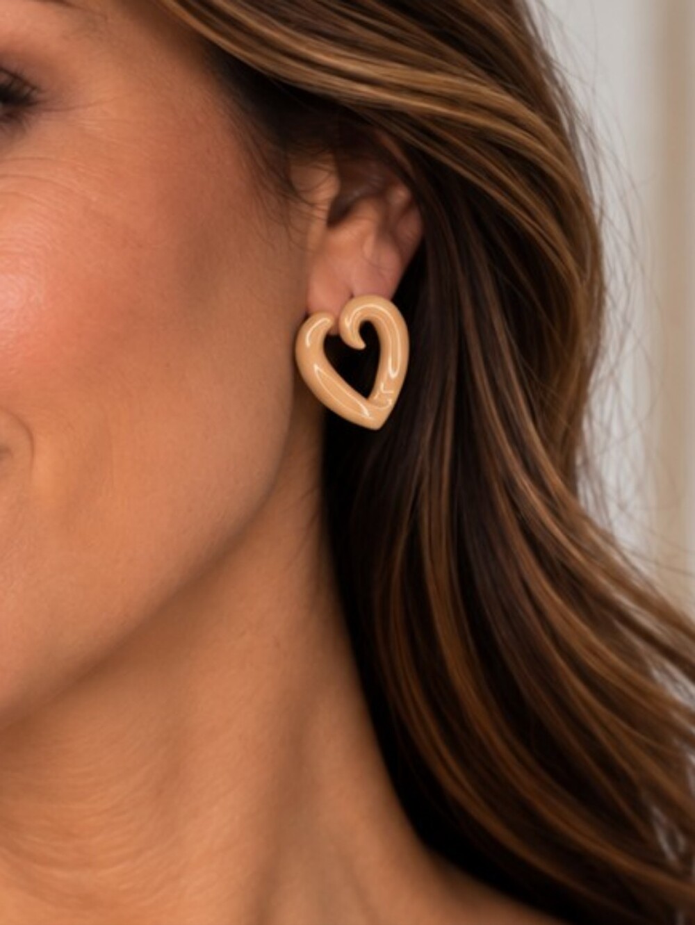 💎 Peach Beige Open Heart Statement Earrings Glossy Resin Acrylic Retro Mod VGUC